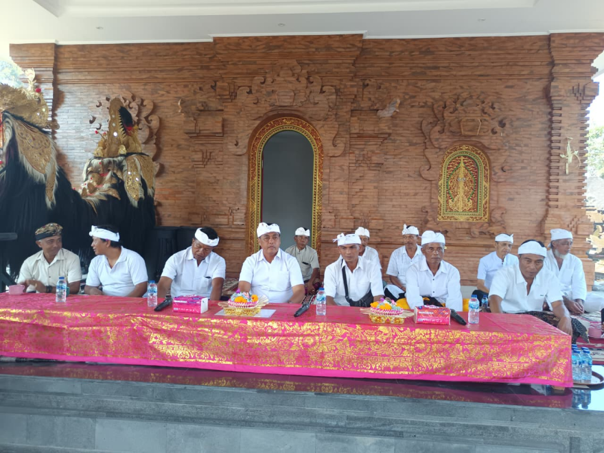Perbekel Carangsari Hadiri Uleman Piodalan Bertepatan dengan Hari Purnama Sasih Kapat