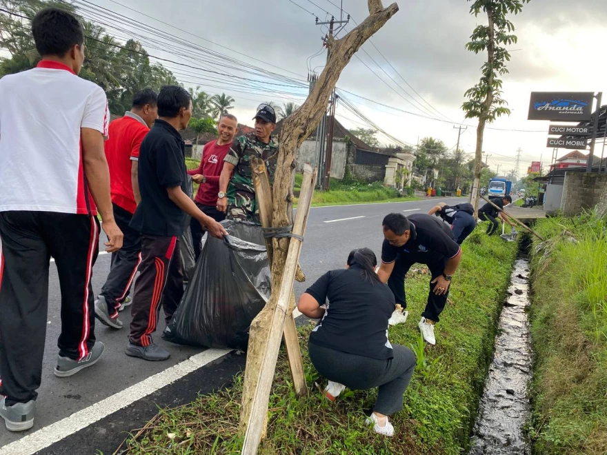 Sinergi Pemerintah Kecamatan dan Desa: Aksi Bersih Sampah Plastik Warnai Carangsari
