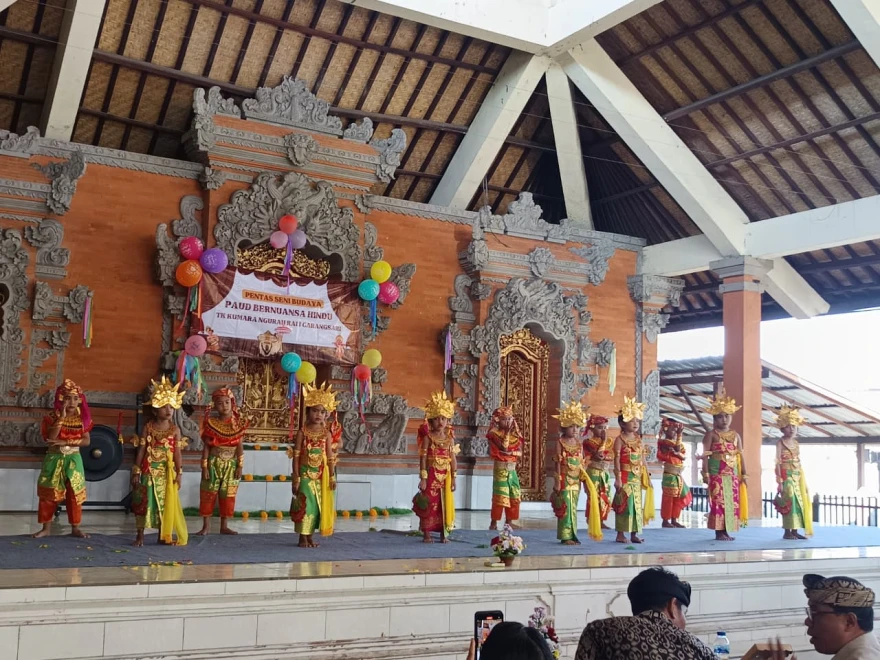 Pentas Seni Budaya TK Bernuansa Hindu TK Kumara Ngurah Rai Carangsari Berlangsung Meriah